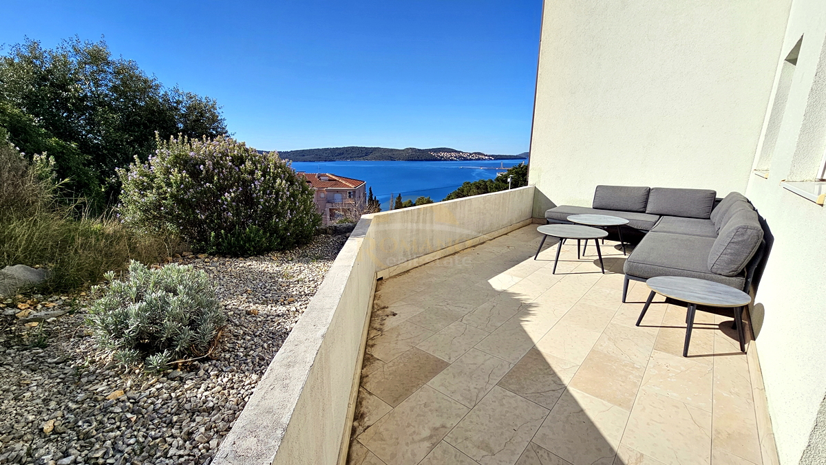 Prostoren dvosobni stan z odprtim pogledom na morje – Trogir, Balan